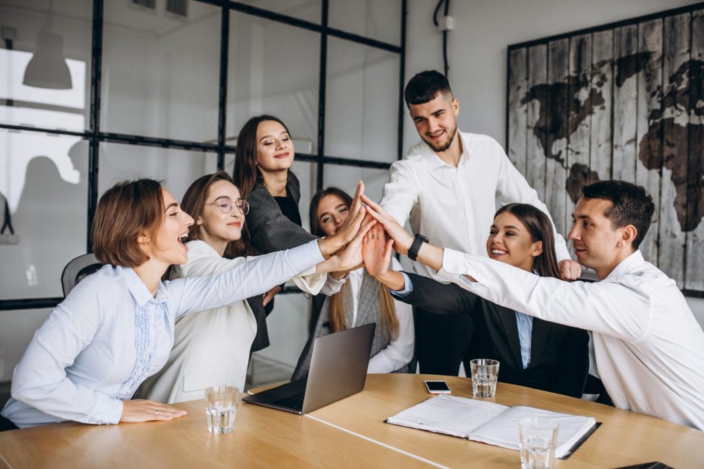 manager avec équipe motivée